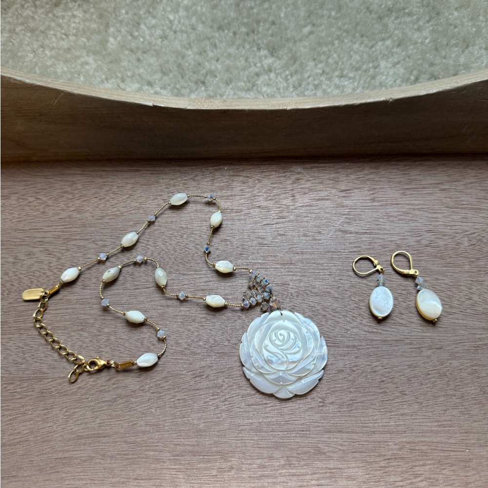 Elegant Gold and White Rose Pendant Necklace and Earring Set